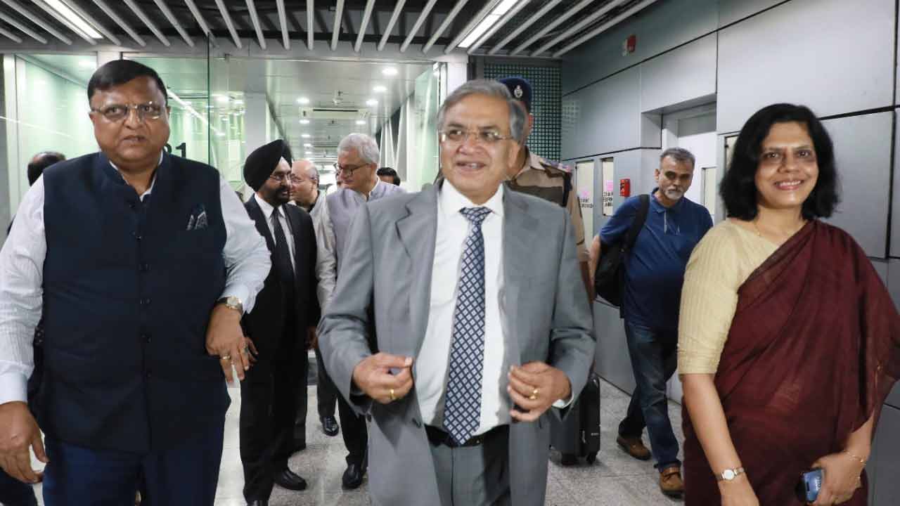 कोलकाता पहुंची चुनाव आयोग की पूर्ण पीठ, राजनीतिक दलों से होगी बैठक